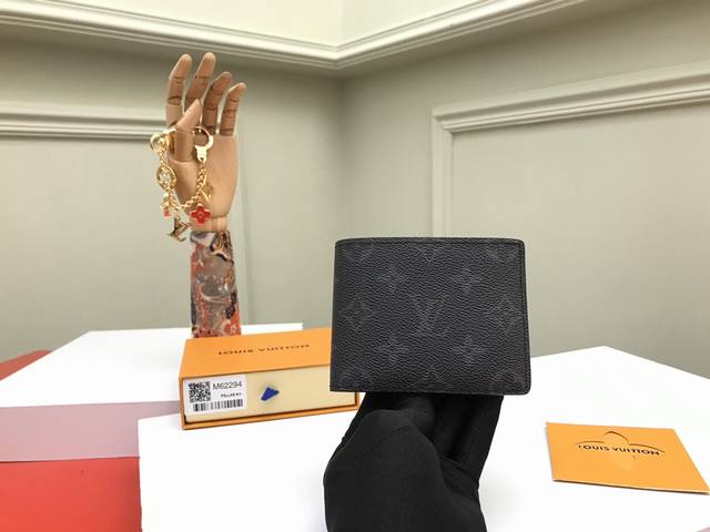 工厂p价 顶级原单 M62294黑花由风格阳刚的Monogram Eclipse帆布面料裁制而成，此款Slender钱夹小巧而纤薄。可容纳所有必需品，并可轻松装