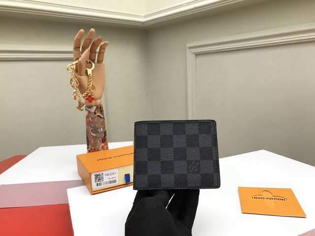 工厂p价 顶级原单 N63261黑格由风格阳刚的Monogram Eclipse帆布面料裁制而成，此款Slender钱夹小巧而纤薄。可容纳所有必需品，并可轻松装