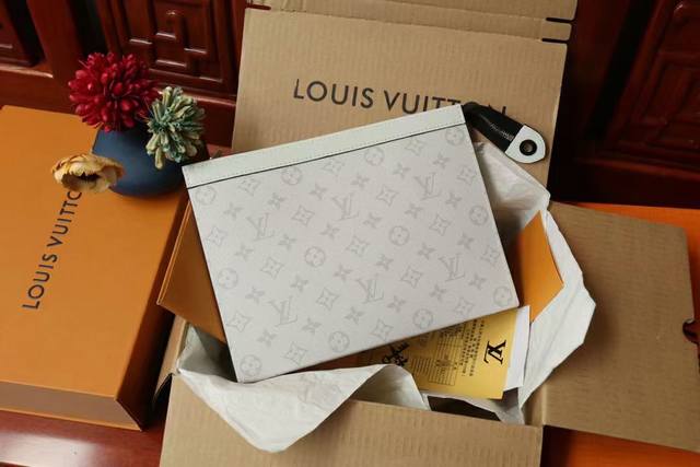 工厂p价 顶级原单M61692白花 pochette Voyage 手袋 由全新标志性黑灰Monogram Eclipse帆布裁制而成，此款风格硬朗的全新poc