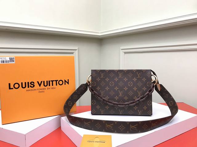 工厂p价 顶级原单 M47545老花Monogram花朵图案，炫彩双面双色搭配，为此款盥洗袋增添全新质感。设计简约，容量较大，可装入大多数包袋。配备可水洗内衬，