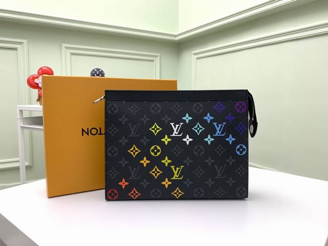 工厂p价 顶级原单 M61692彩印此款由全新标志性黑灰Monogram Eclipse帆布裁制而成，此款风格硬朗的全新pochette Voyage中号手袋可