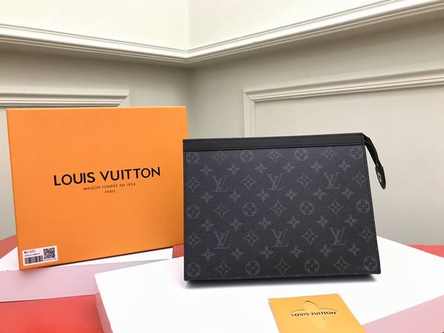 工厂p价 顶级原单 M61692黑花由全新标志性黑灰Monogram Eclipse帆布裁制而成，此款风格硬朗的全新pochette Voyage中号手袋可轻松