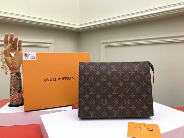 工厂p价 顶级原单 M47542大号大号Monogram帆布化妆盒，内部空间宽敞，两侧采用接裆式设计，方便取放物品，可将它轻而易举地放进手袋中。尺寸:26X20