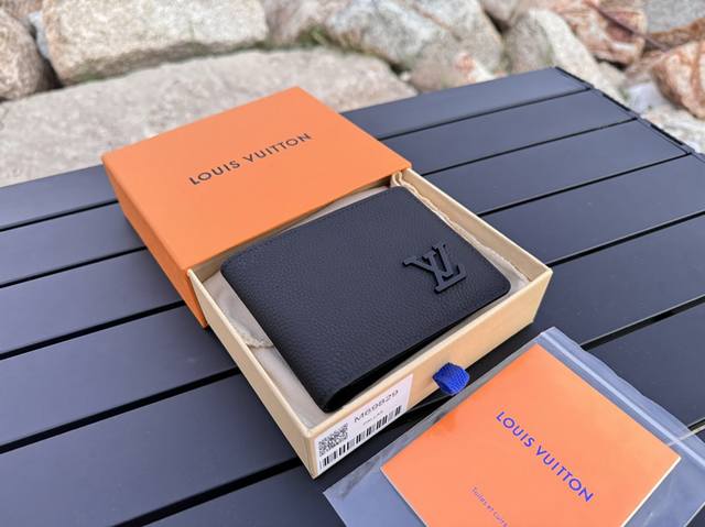 工厂p价 顶级原单 M69829短夹Lv Aerogram Multiple 钱夹为经典设计注入崭新意味。考究工艺令牛皮革呈现丰盈粒面质感，金属Lv字母标注品牌