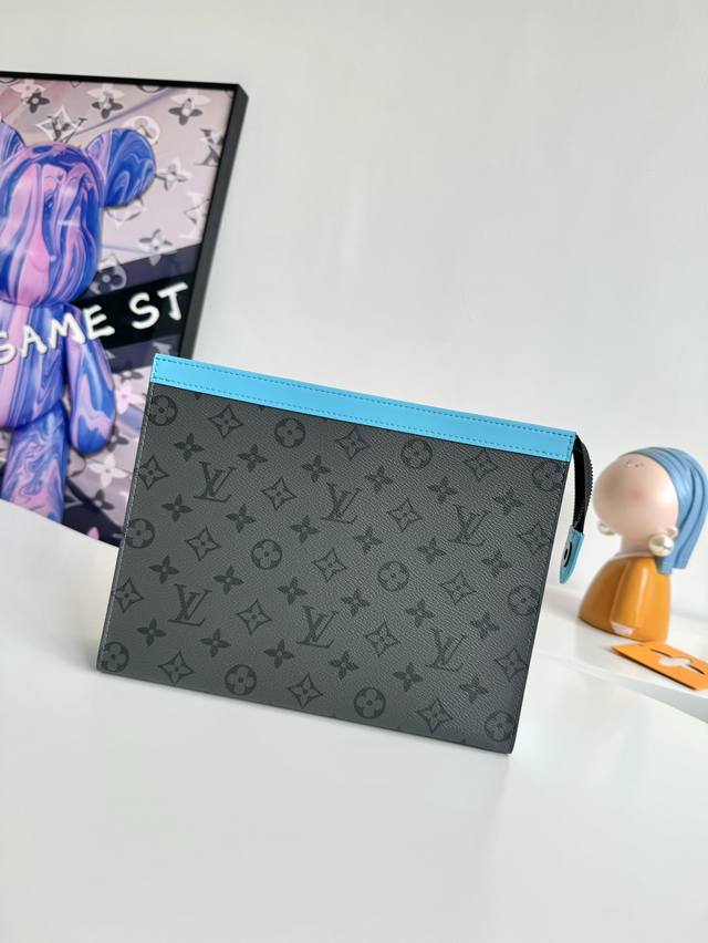 工厂p价 海外原单M11466独家实拍！本款 pochette Voyage 中号手拿包取材 Monogram Eclipse Reverse 帆布，搭配皮革饰