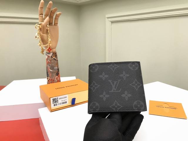 工厂p价 顶级原单 M62288黑花，M62545黑花这款Monogram Marco钱夹设计有一个按扣袋，可收纳零钱，另有3个信用卡槽和一个长型纸钞隔层。尺寸