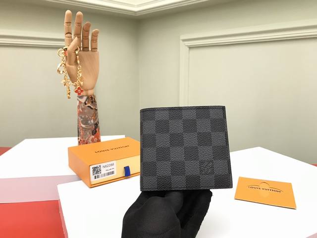 工厂p价 顶级原单 M62288黑格，N63336黑格这款Monogram Marco钱夹设计有一个按扣袋，可收纳零钱，另有3个信用卡槽和一个长型纸钞隔层。尺寸