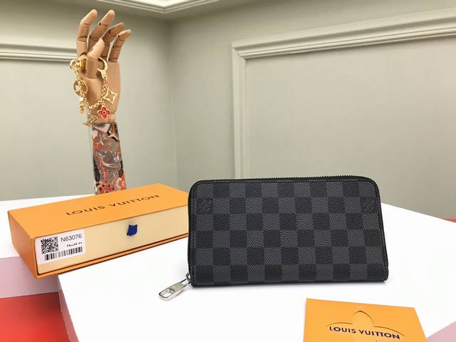 工厂p价 顶级原单 N41662黑格 N63076黑格这款设计实用的Monogram帆布皮夹以拉链开合，可装纸币，零钱和证件等。尺寸:19X10Cm， 包装:配