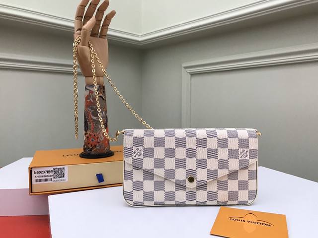 工厂p价 顶级原单 N63106白格pochette Felicie 手袋此款由Damier Azur帆布制成的pochette Felicie手袋优雅华贵，内