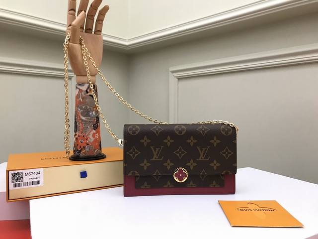 工厂p价 顶级原单 M67404,M67405紫红限量版 Flore 链条钱夹以柔美轮廓拼接 Monogram 帆布和小牛皮,镶缀独具匠心的 Monogram 工厂p价 顶级原单 M67404,M67405紫红限量版 Flore 链条钱夹以柔美轮廓拼接 Monogram 帆布和小牛皮,镶缀独具匠心的 Monogram