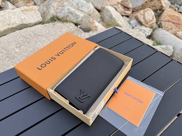 工厂p价 顶级原单 M69980黑全新Lv Aerogram Brazza 钱夹着重粒面牛皮革的细腻质感，再以金属Lv 字母低调烙印身份。隔层和卡位可容纳纸钞、
