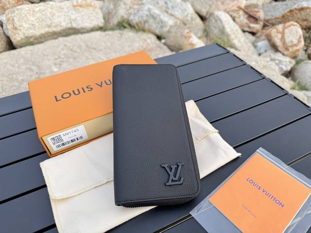 工厂p价 顶级原单 M81743拉链Aerogramlezayi的复古航空信，散发出精致的氛围和Maison独有的低调个性。采用令人联想起天鹅绒的柔软而精致的黑