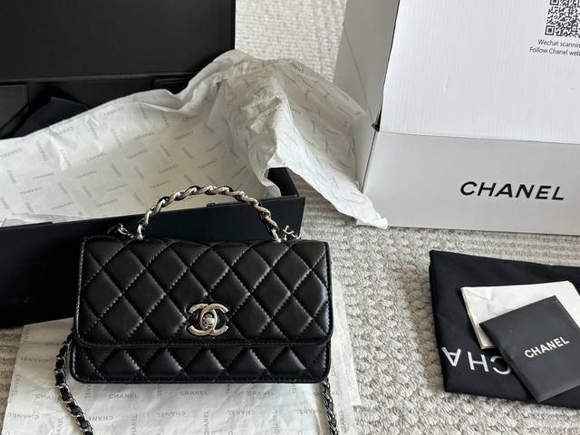 羊皮配盒 Size ：19*10Cm 小香家 风琴包包 23K 可以手提的发财包！ 包包有卡位 有暗袋！很实用！ 黑银的高级感 香奶奶这一季，黑银系列真的可以冲