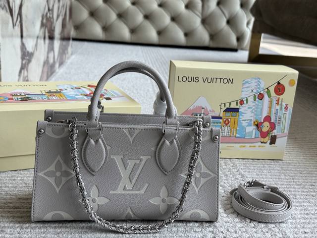 新尺寸 专柜对版折叠礼盒 |Lv Onthego 原单 折叠礼盒 原单品质 Lv A B面原料 Onthego妈咪袋 性价比之王这是一款超赞的包型,灵感来自于恶 新尺寸 专柜对版折叠礼盒 |Lv Onthego 原单 折叠礼盒 原单品质 Lv A B面原料 Onthego妈咪袋 性价比之王这是一款超赞的包型,灵感来自于恶