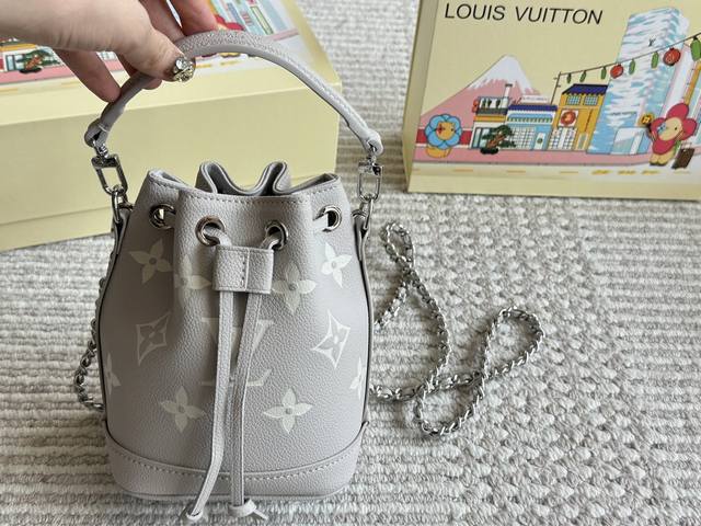 配盒 升级版 Size：13*16Cm Lv 新款Nano 紫色小水桶 上身尺寸刚刚好哦！ 终于等到喜欢的颜色啦！