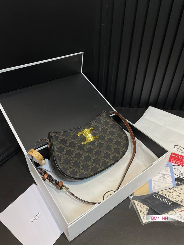 配折叠礼盒 赛琳Celine A凯旋门腋下包 越看越顺眼～越背越貌美～ 有了凯旋门金扣的点缀，视觉上的重点更加有精致迷人的浪漫也泰讨巧了叭~尺寸：23*4*14