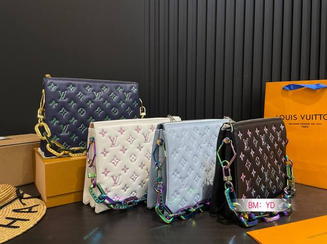 配折叠礼盒 Lv锋芒乍现 全新推出 Coussin 风琴手袋 单肩斜挎包 多用款 被拿来用做手包 一般的手包都是扁扁的 但是这款手包底部是宽的 简单大方的款式