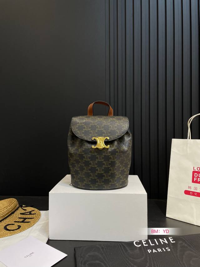 配折叠礼盒 赛琳 双肩包配牛皮 新品迷你来咯～ 高颜值皮扣设计太给力了 尺寸：18*21