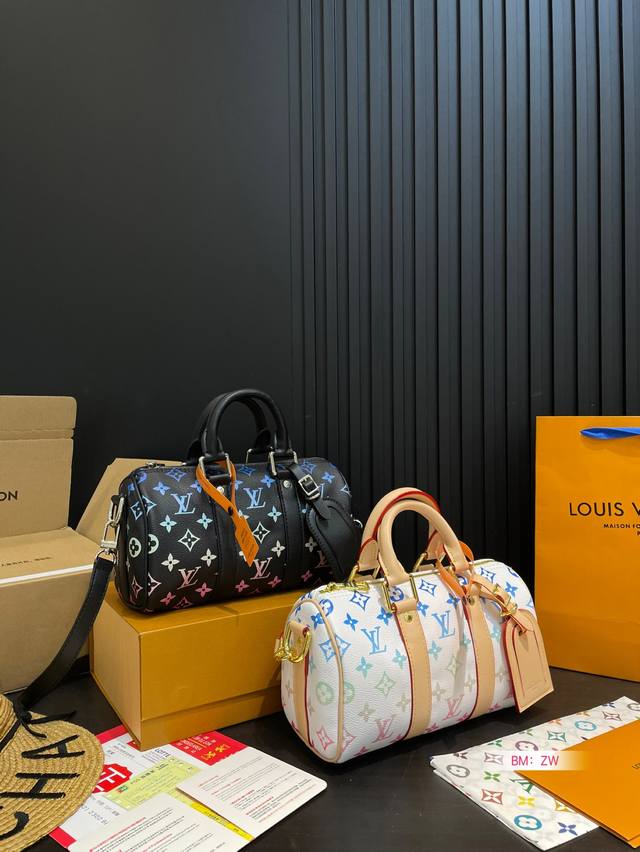 配折叠礼盒 Lv枕头包 Keep手提单肩斜挎款式 宝宝们抓紧来订哈 版型经典不过时 一直深受洋气美妞们喜欢！尺寸：25 14