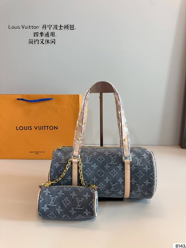 Lv X Nigo Keepall 枕头包 手袋是一款理想的都市手袋。 标志性的造型与经典的 Monogram 帆布，加之多种携带方式和奢华的天然牛皮饰边为该包