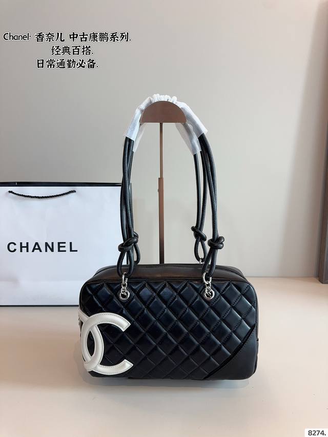 香奈儿Chanel 康鹏单肩包. 令人一眼钟情双C Logo太吸睛了 经典又特别 康鹏皮质很耐用哦 不论单肩斜挎是真香～又酷又随意 是漫不经心的酷女孩啦~尺寸：