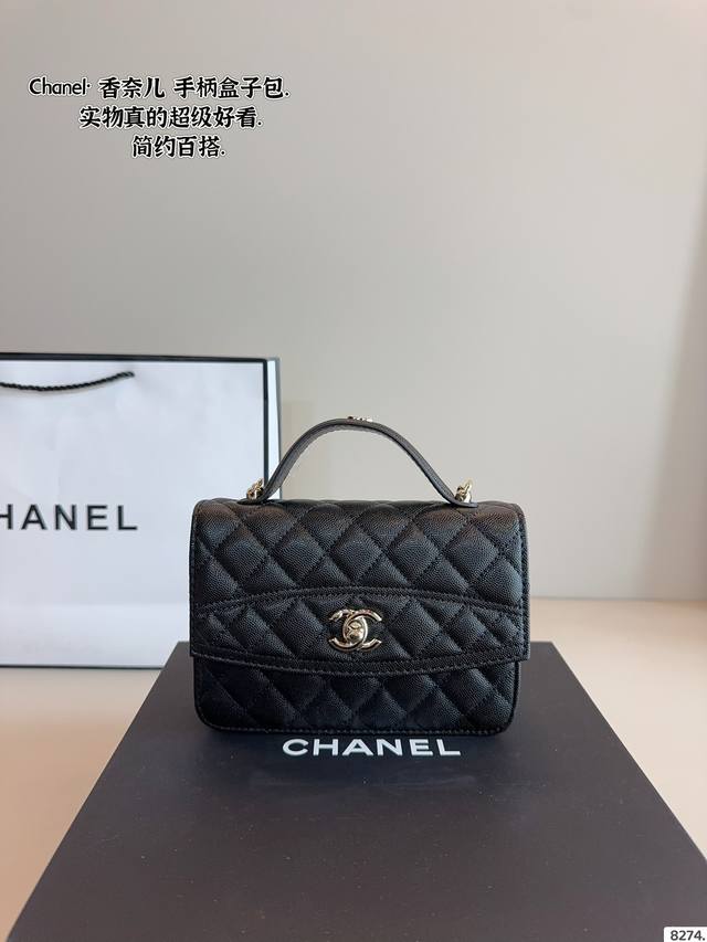 配礼盒. 香奈儿 Chanel 新品 小书包. 一直都在传达品牌的精神内核 温柔优雅却很有内在的力量感士 今天分享经典 Chanel中的不平凡代表 耐用度非常高