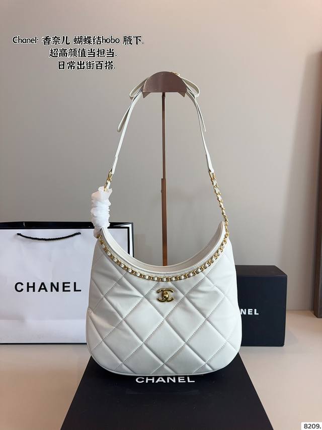 配礼盒. 香奈儿 Chanel.腋下包. 时髦拿捏住啦 不显老气好好搭啊 而且貌美气质加成好高的呀～ 爱死了这份从容优雅尺寸：25*8*18Cm