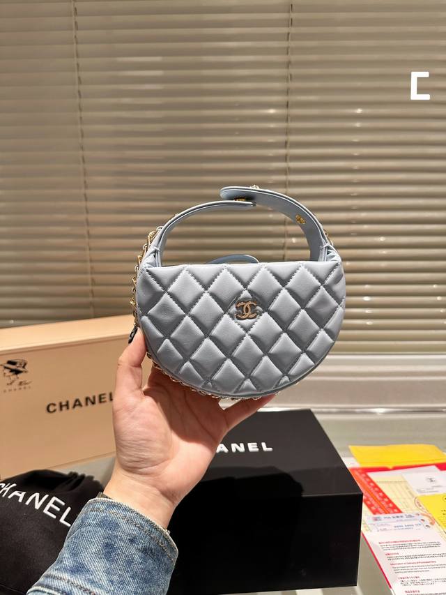 chanel呼啦圈迷你小包 香奈儿早春度假系列的新包子 更日常更随性一点，无法斜挎只能手提,手机小一点可以塞进去，把手上是摁扣开合，可以打开方便拿取东西，扣上就