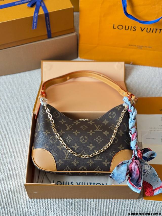 原单版本 牛皮全钢 配丝巾 Lv Boulogne邮差包 牛角包 新款的 Boulogne Size 对比之前小了，但完全不影响它的容量。设计上多加了金色链条