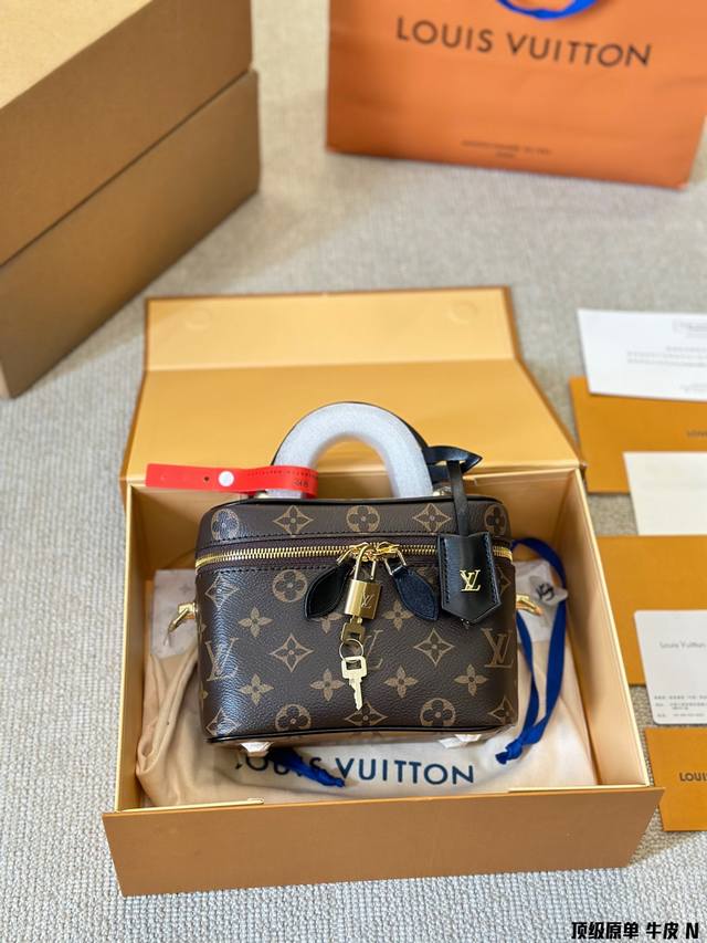 复刻版 牛皮 Lv Vanity Chain pouch 手袋 包包 Vanity Chain pouch 手袋以经典化妆箱为灵感，同样采用 Monogram