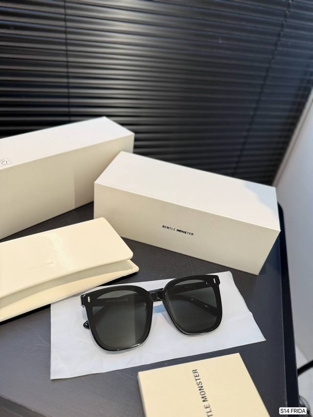 配全套包装 Gentle Monster-墨镜 太阳镜 真的很百搭显白 不愧是众多明星同款墨镜天花板真的太好看太香啦 货号Frida