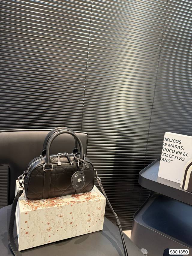 配折叠盒子 新的Dior迪奥贝壳枕头包~ 个人觉得 包型真的很耐看！ 又休闲 又优雅！ 现在它很火哦！ 皮肩带很精致哦！ 尺寸：21 11 货号1350