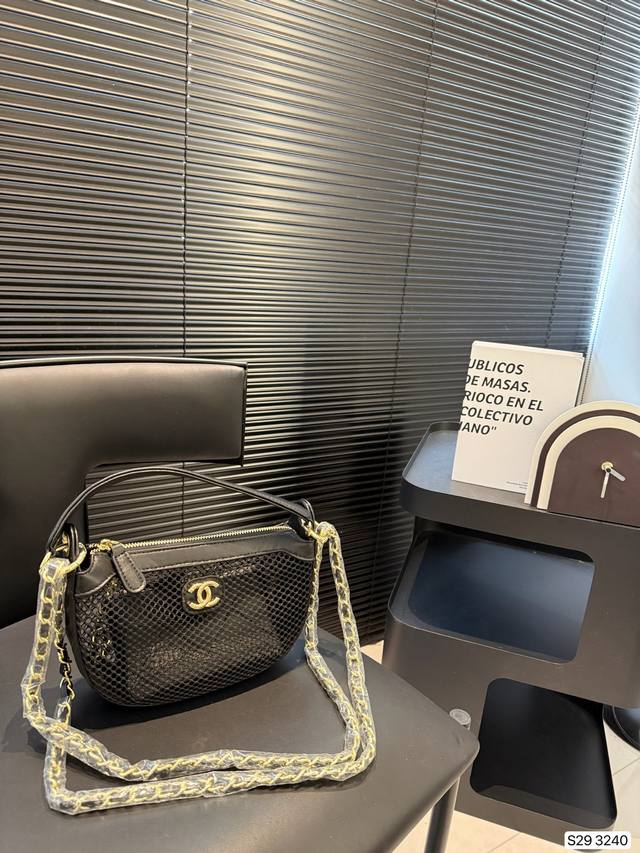 Chanel25S 香奈儿镂空网纱月亮包火爆全场的一款夏季新款 之前看秀就觉得很可爱的网兜包果然没有翻车自带一个内胆小包包超级可爱 尺寸：21.5 14 货号3