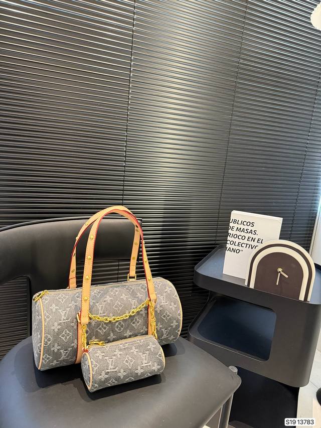 Lv腋下包 二合一牛仔枕头包 中古包都是非常经典的包包 不仅款式特别且不怕烂大街 是禁得起时间考验＋绝版的精品 即使10年、20年过去依旧经得起市场挑剔的考验尺