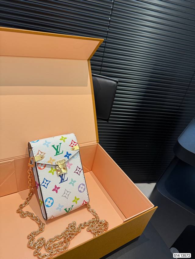 赔折叠盒子 Lv手机包 Lv 老花新款Metis手机包圃首发实拍分享Lv 能放下16promax啦 出门特别方便 链条是和金属拼接，时髦感满满 尺寸：10.5