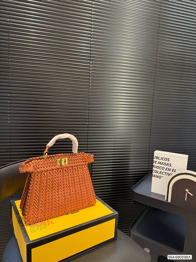 大 配折叠盒子 芬迪编织小猫 Fendi重磅推荐 Fendi经典pkb包又出新款了纯手工编织工艺 低调奢华又透露出个人时尚态度 尺寸：27 20 货号68025