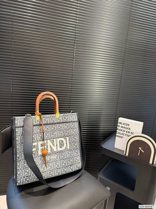 芬迪托特包，今年太流行了！这个包也巨美呀！包包容量很大 满足日常，都可以同时容纳的 ，万能百搭 不同风格都可以Hold住 风衣搭配巨好看！ 尺寸 35 31货号