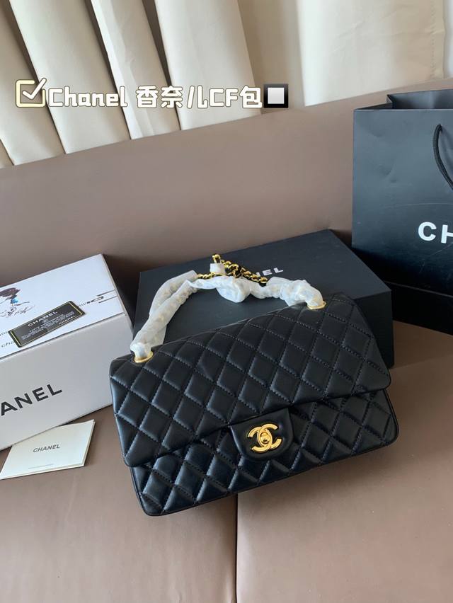 配折叠盒子 Chanel 香奈儿Cf包 超火爆时尚单品 做工精细 让你无论是夏天还是冬天都能背上它出门 是不是性价比超级高 随便凹造型都是美美哒的街拍 酷到爆炸