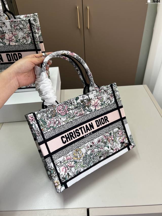 26厘米 Dior迪奥托特包Book 容量超级大也很耐用 日常出街背它回头率百分百 N-44尺寸26×20 36×27折叠盒