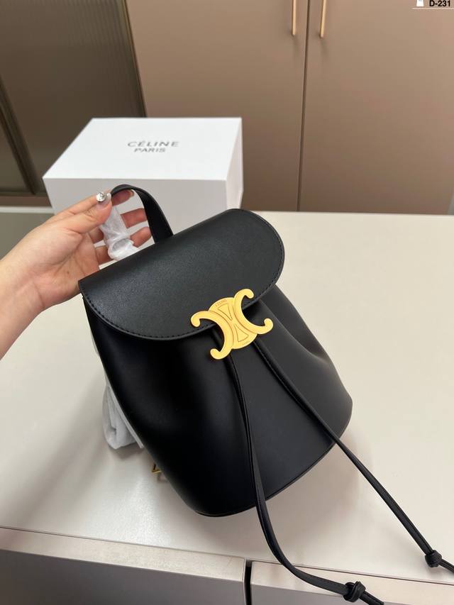 Celine 赛琳Triomphe 凯旋门老花双肩包Lisa同款 将复古元素与一向拿手的利落线条 D-231尺寸18×20折叠盒