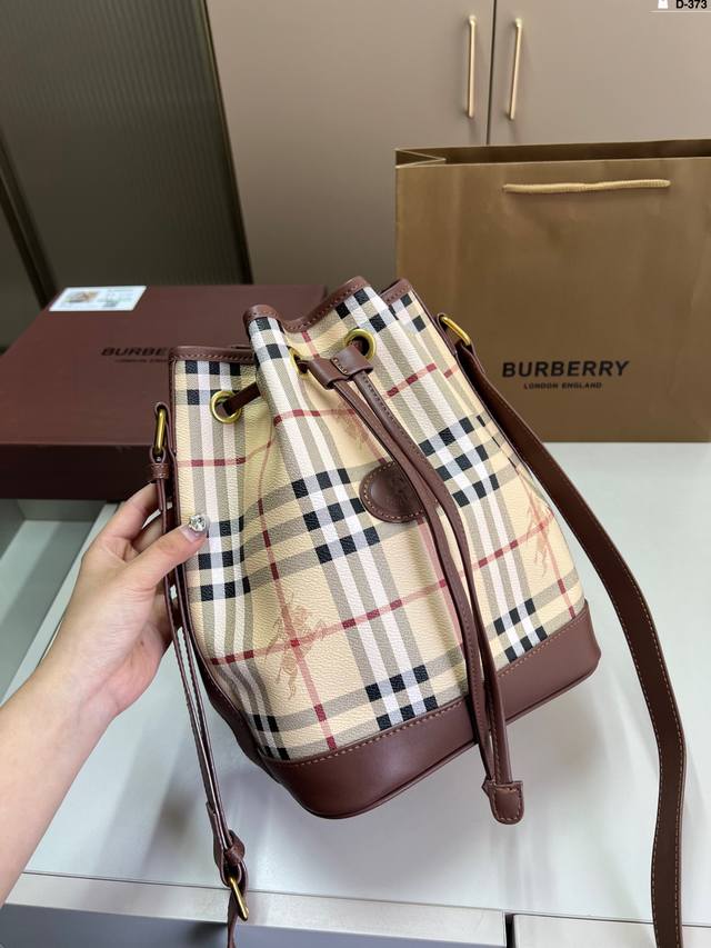 Burberry水桶包收纳袋巴宝莉尼龙抽绳小水桶 宝藏包包 时髦精必备，凹造型减龄利器 想不吸睛都行D-373尺寸21×28 配盒