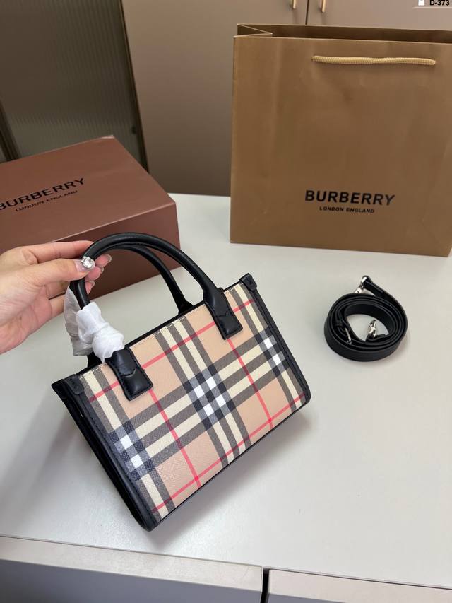 巴宝莉刚出的托特包， 自带高贵气质 帆布面料看起来更有质感，更特别 D-373尺寸20×14折叠盒