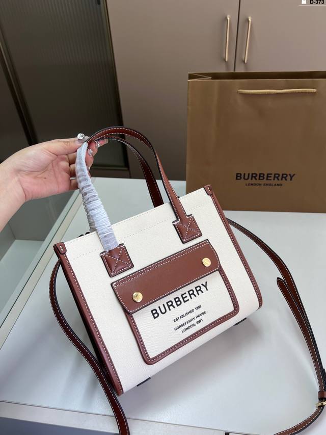 巴宝莉刚出的托特包， 自带高贵气质 帆布面料看起来更有质感，更特别 D-373尺寸23×18