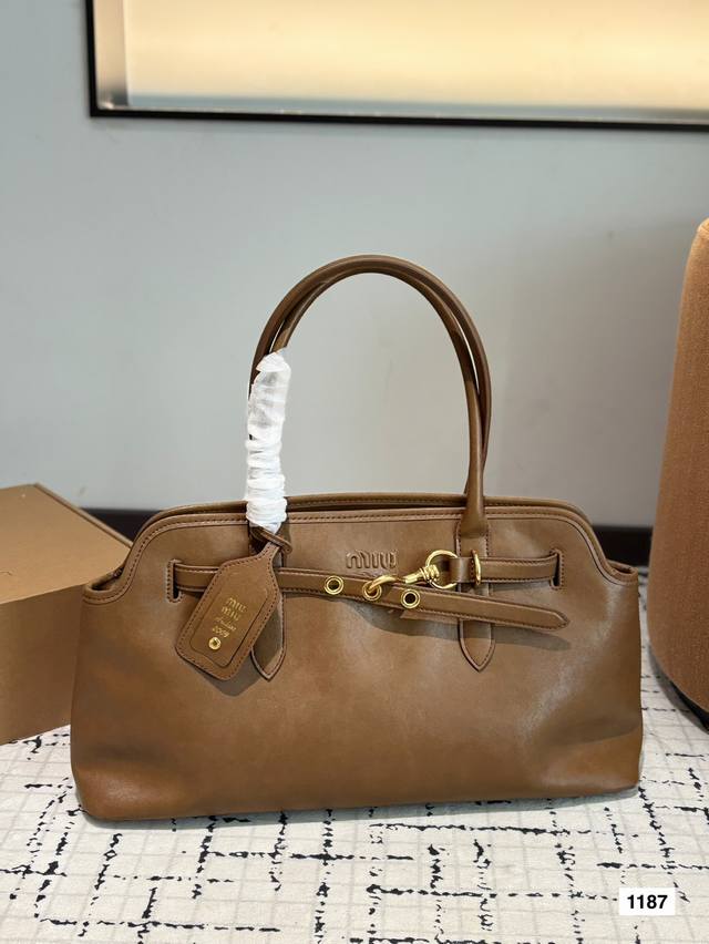 Miumiu保龄球公文包 25Ss 秀款哦！ 舒服氛围拉满呀！ 容量足足的～~ 出场就是Miumiu小公主！ Size : 45.32