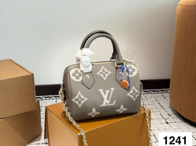 Lv Speedy 枕头包 无论版型 内里和专柜毫无差别 真正原版复刻 内里可拆卸 火遍全球的爆款机场大包 机车女神包 明星同款 贵气而充满活力的品牌设计风格