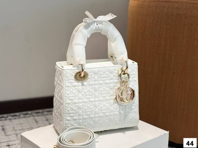 配折叠盒子 迪奥戴妃包 Sdior戴妃包太好看了吧！ 优雅指数拉满 搭配简洁风格的衣服整个人气质就上来了 而且容量完全可以满足日常要求 日常聚会逛街都很方便~