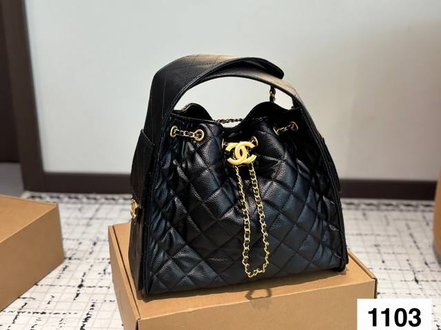 香奈儿斜挎 任何搭配都能够轻松驾驭 低调有质感 容量也很可 尺寸：24.18