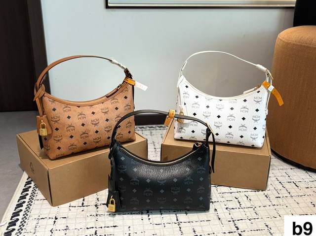 配盒 Size:27*15Cm 这也太好看了吧! Mcm 新品 Hobo包 牛角包 Mcm 的新品牛角 真的是今年的王炸款 有两根肩带,多种背法, 最主要的是送 配盒 Size:27*15Cm 这也太好看了吧! Mcm 新品 Hobo包 牛角包 Mcm 的新品牛角 真的是今年的王炸款 有两根肩带,多种背法, 最主要的是送