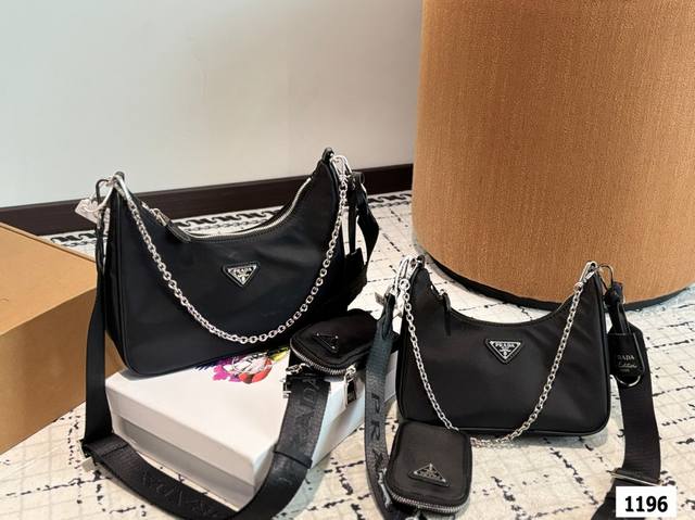 配盒尺寸 25.14。22.12 prada Hobo三合一！ 出口韩国的订单！ 质量超级好！！ 一个类似于饺子包的大包加上一个小包，一条宽肩带加一个链条，脑子