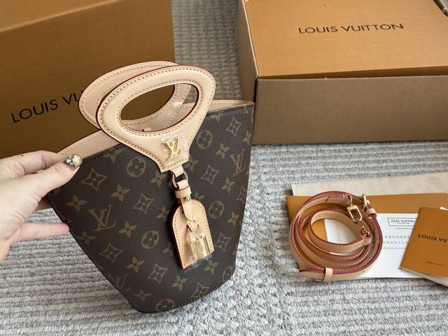 配盒 复刻版 Size：20*13Cm L家 25Ss新品秀款菜篮子 除了菜篮子经典的手提方法之外 还多给了一条肩带 可以单肩和斜挎哦！